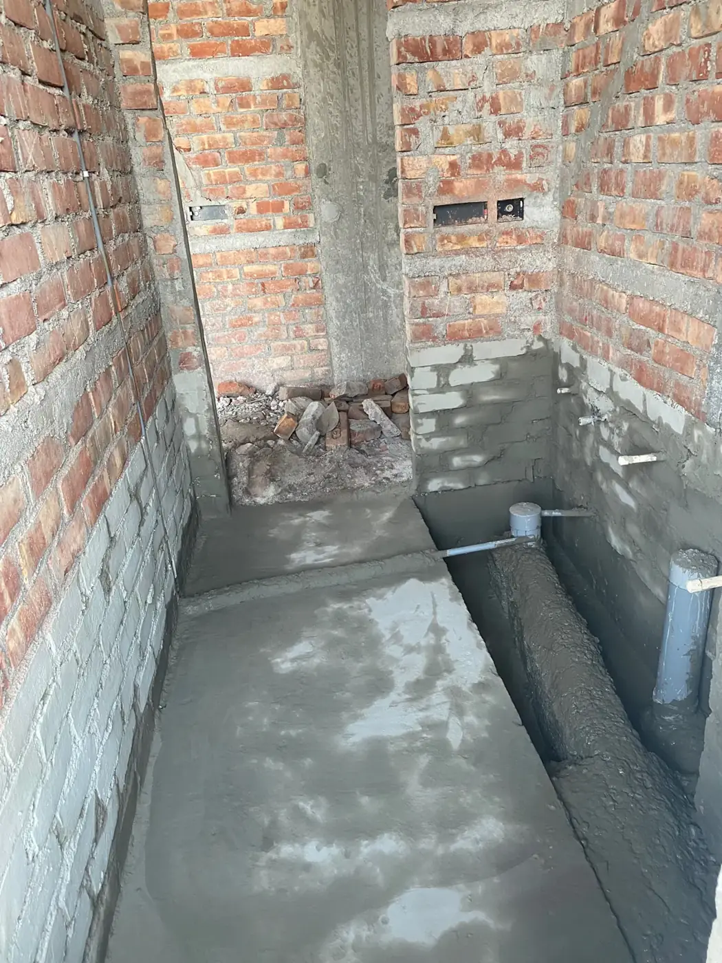 Sunken bathroom prepared and plastered, ready for waterproofing